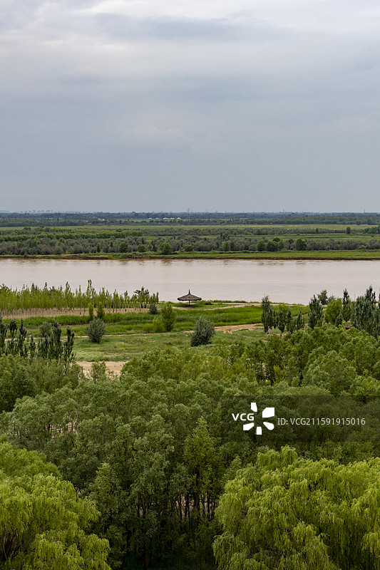 宁夏银川市黄沙古渡的黄沙、白云、绿洲图片素材