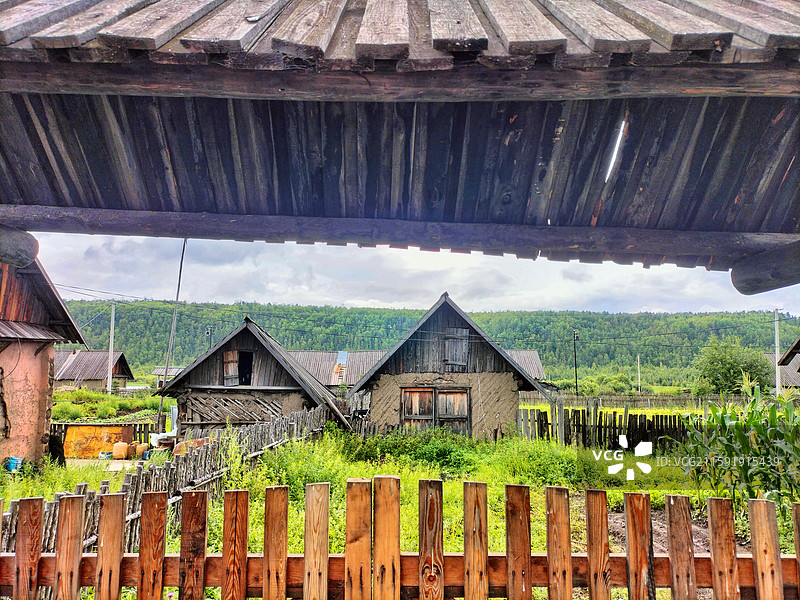 黑龙江省大兴安岭漠河G331穿村而过的龙江第一村洛古河的农家院图片素材