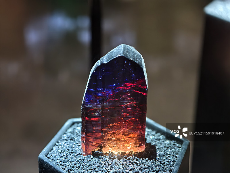 坦桑石  坦桑石的奇幻色彩  宝石级坦桑石晶体图片素材