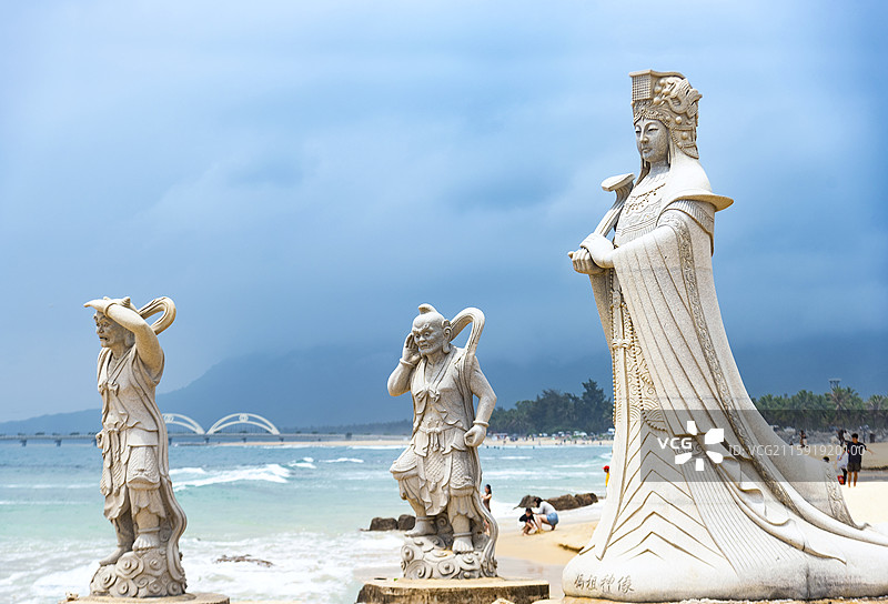 海南万宁日月湾海滩上的妈祖神像图片素材