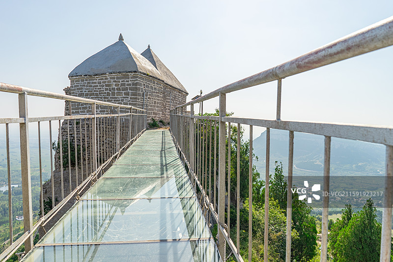 中国山东泰安国内著名景点肥城小泰山风景区，石头寺庙碧霞元君小洞天空中玻璃栈道，户外白昼无人图像摄影图片素材