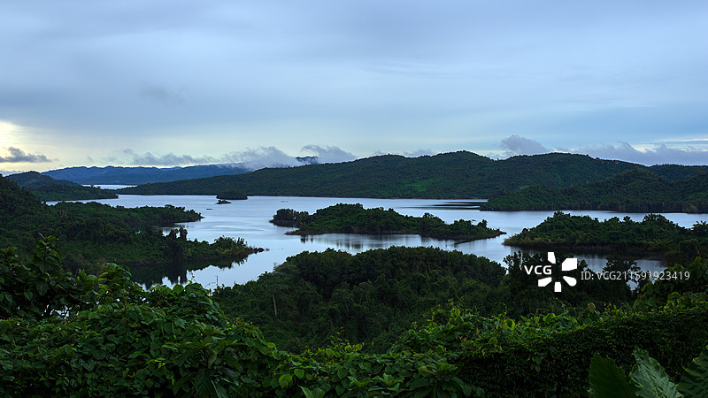 蓝调时刻的松涛水库图片素材