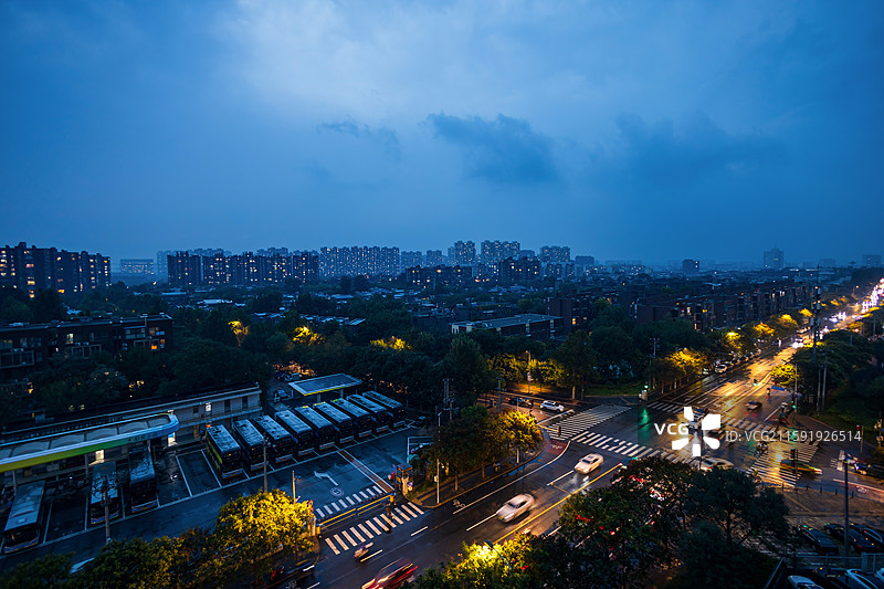 雨天有雾蓝调时刻的北京市海淀区清河街道西二旗领秀硅谷城市天际线图片素材