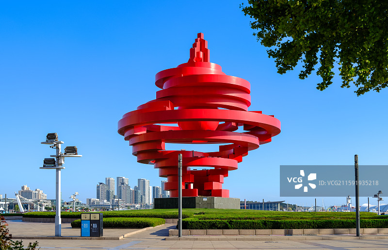 山东青岛五四广场标志性建筑-《五月的风》雕塑图片素材
