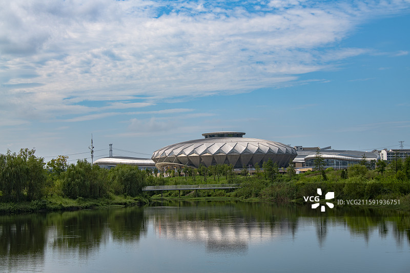 湖畔边的现代体育馆建筑景观图片素材