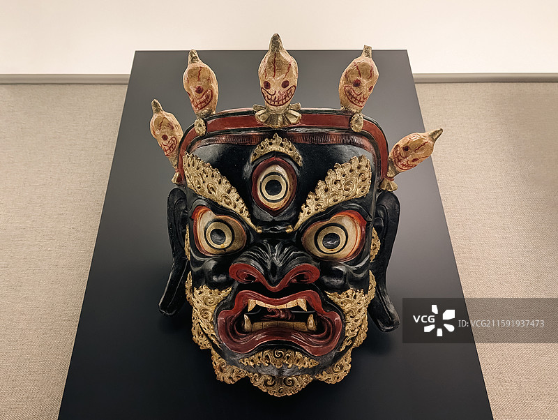 上海博物馆藏藏族彩漆金刚跳神面具图片素材