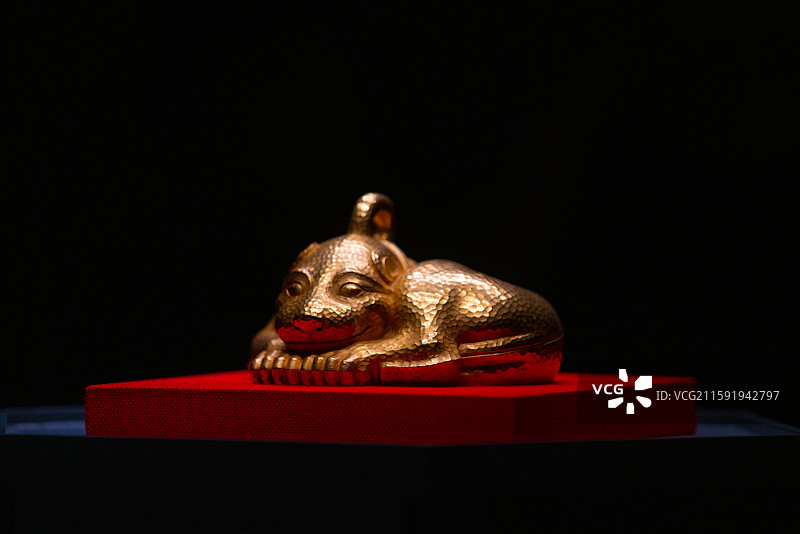 南京博物院镇院之宝西汉金兽，国宝级文物，出土于江苏省盱眙县南窑庄窖藏图片素材