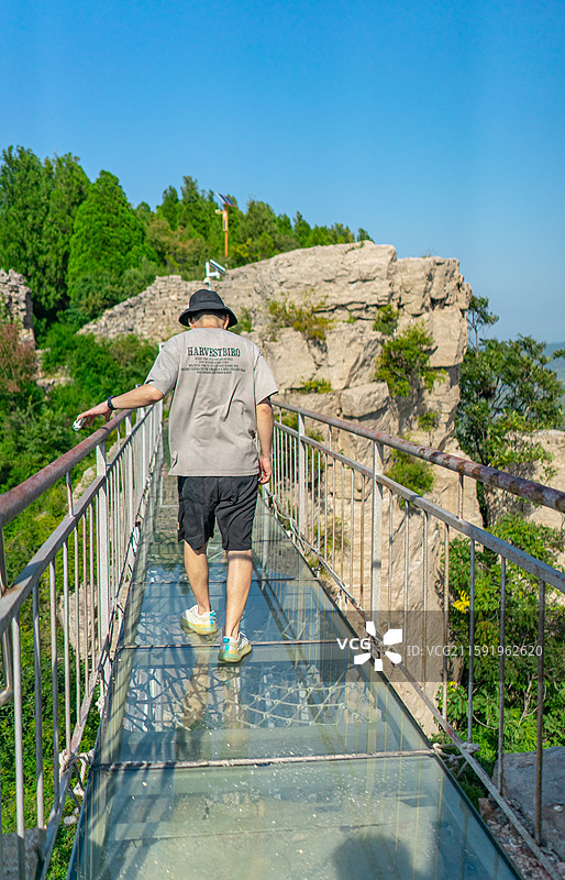 中国山东泰安国内著名景点肥城小泰山风景区，石头寺庙碧霞元君小洞天空中玻璃栈道，户外白昼人图像摄影图片素材