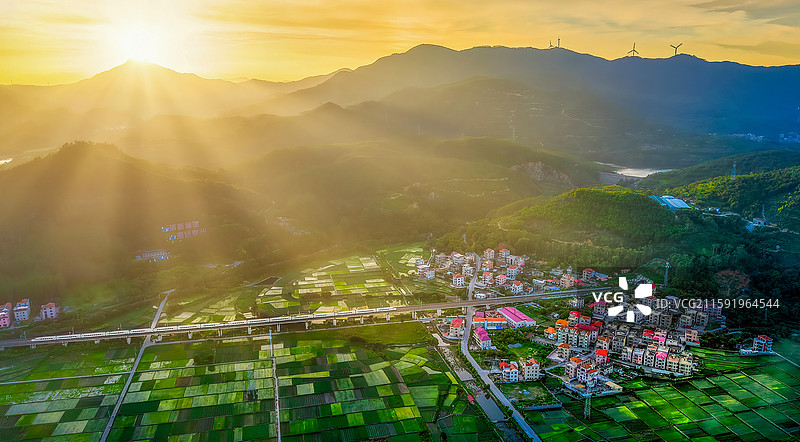 福建省泉州市泉港区涂岭镇动车过春田图片素材