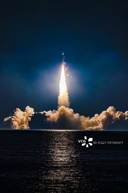 海上火箭发射图片素材