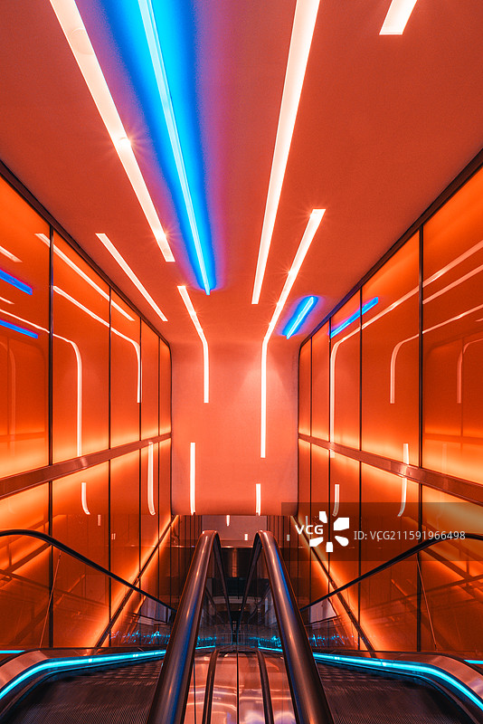 布满律动感线条的橙色空间图片素材