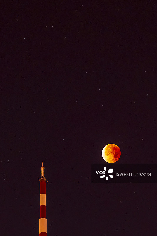 月全食与中央电视塔的浪漫邂逅图片素材
