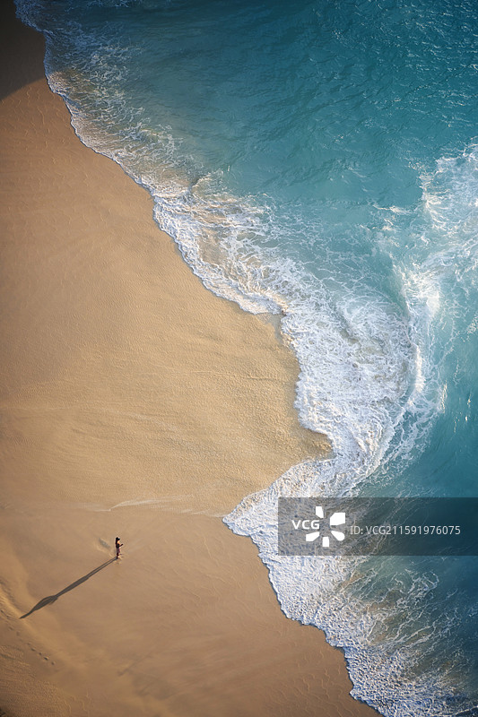 于印度尼西亚巴厘岛的景点精灵断崖拍摄的海浪照片一张图片素材