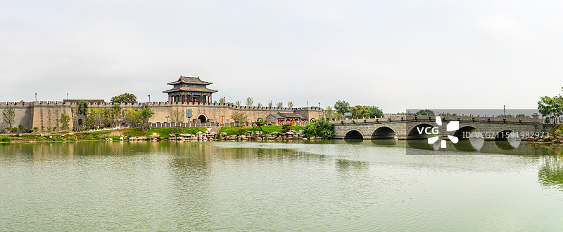 河北邯郸广府古城永年城城墙城楼建筑倒影图片素材