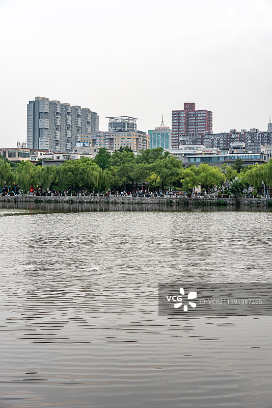 山西太原文瀛公园自然风光与城市建筑倒影景观图片素材