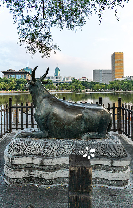 山西太原文瀛公园犀牛塑像与城市建筑景观图片素材