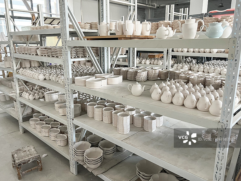 货架上的陶瓷坯体图片素材