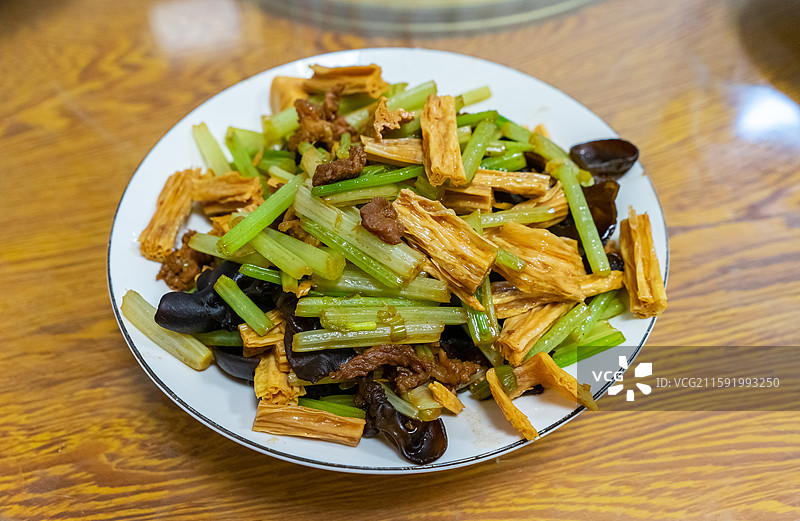 中国餐饮行业饮食产业，传统经典中国健康食物食品，一盘子芹菜炒腐竹，室内无人图像图片素材