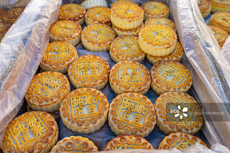 中国蔬菜饮食产业拍摄主题，市场货摊上正在售卖的货架上的绿豆板栗口味散装月饼，户外白昼无人图像摄影图片素材