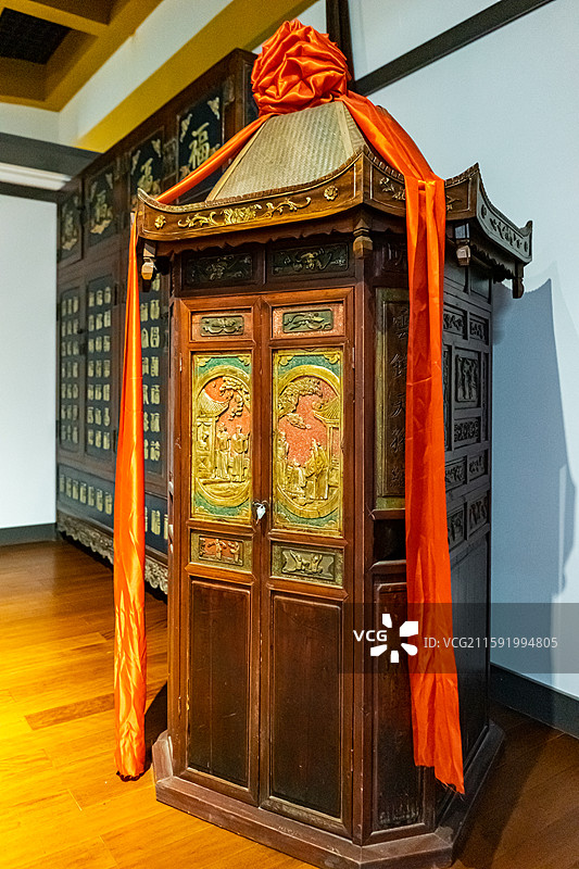 中国山东省任城区济宁市博物馆老馆，礼成家国礼俗风情展厅，古代结婚婚房里的柜子衣柜等家具，室内无人图像图片素材