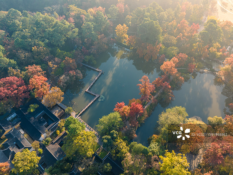 苏州天平山秋湖映古建，红叶黄叶共赏，宁静浪漫，摄影佳地。图片素材