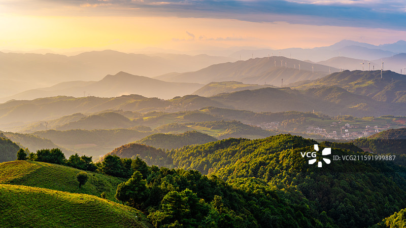 航拍昆明寻甸夏天的高山草甸图片素材