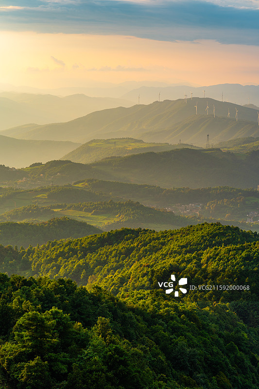 航拍昆明寻甸夏天的高山草甸图片素材