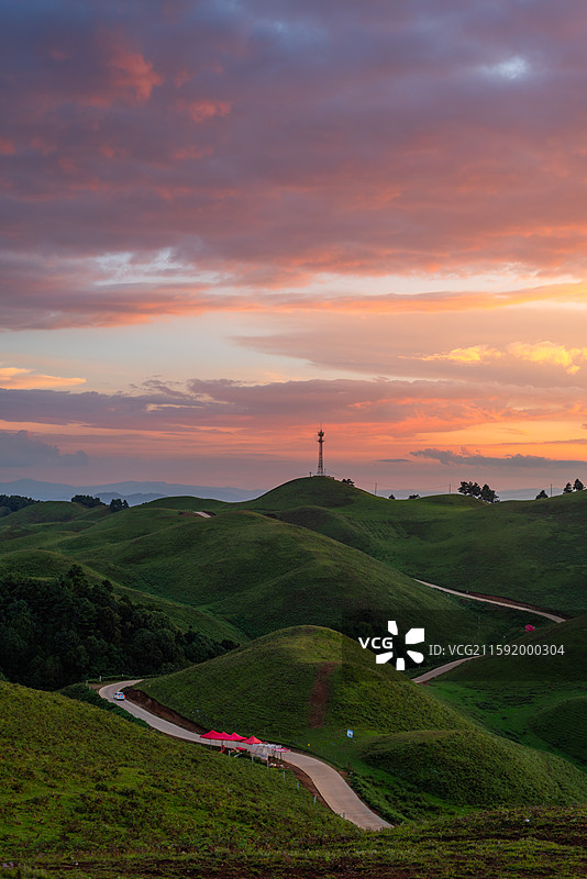 航拍昆明寻甸夏天的高山草甸图片素材