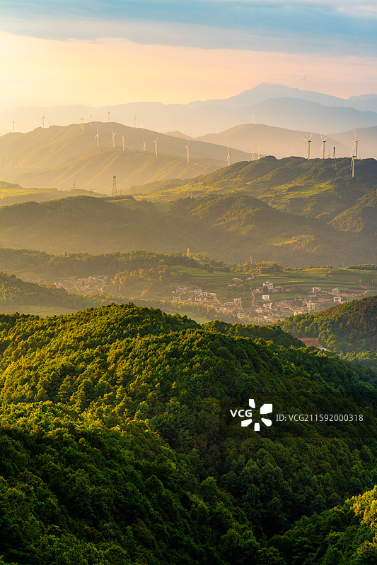航拍昆明寻甸夏天的高山草甸图片素材