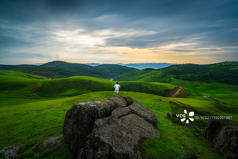 寻甸巨石阵高山草场的夏天图片素材