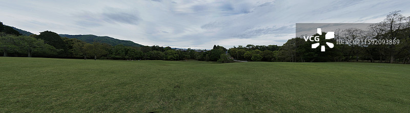 奈良公园面积广阔，东大寺、春日大社等古迹林立，野鹿成群，自然与文化景观相得益彰。图片素材
