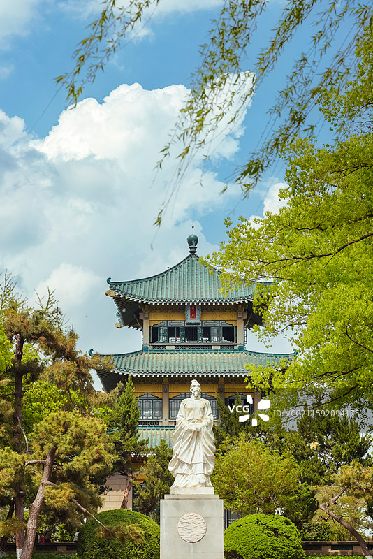 中国湖北武汉东湖生态旅游风景区听涛轩东侧小岛上行吟阁的屈原雕像图片素材