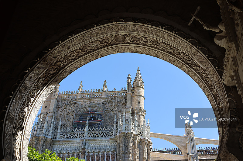 在西班牙塞维利亚大教堂的希拉尔达塔塔顶俯瞰城市图片素材