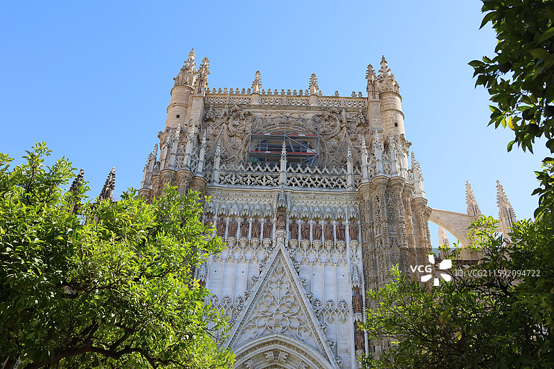 在西班牙塞维利亚大教堂的希拉尔达塔塔顶俯瞰城市图片素材