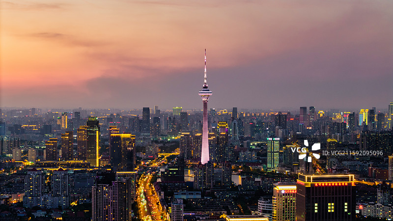 天津夜景航拍：傍晚时分的天津广播电视塔图片素材