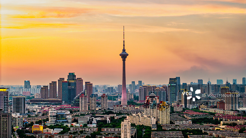 天津夜景航拍：傍晚时分的天津广播电视塔图片素材