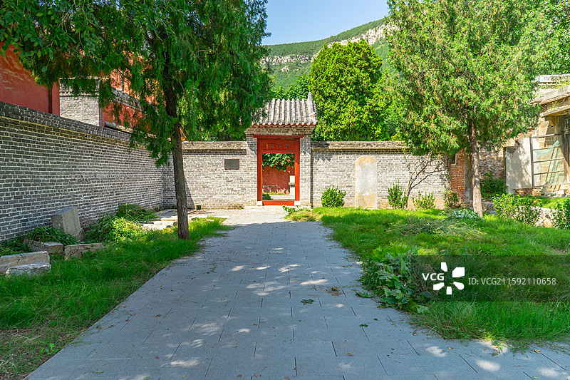 中国山东泰安肥城吕仙景区湖屯镇陶山范蠡祠寺庙遗址旅游风景区入口随墙门，户外白昼无人图像摄影图片素材