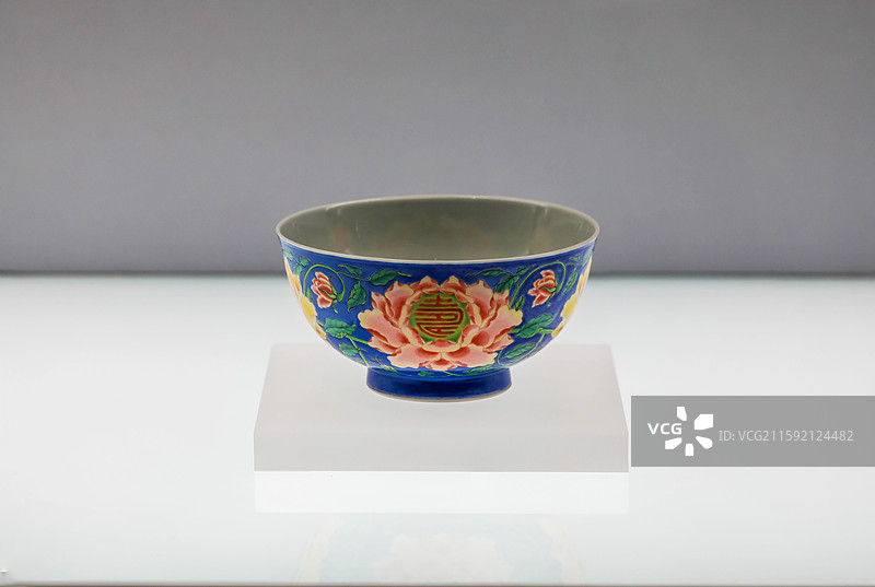 墨地粉彩缠枝花卉纹碗 景德镇窑 清雍正(公元1723-1735年)图片素材