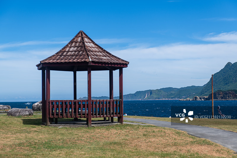 海边木凉亭与草地步道，清新风景，台湾基隆潮境公园图片素材