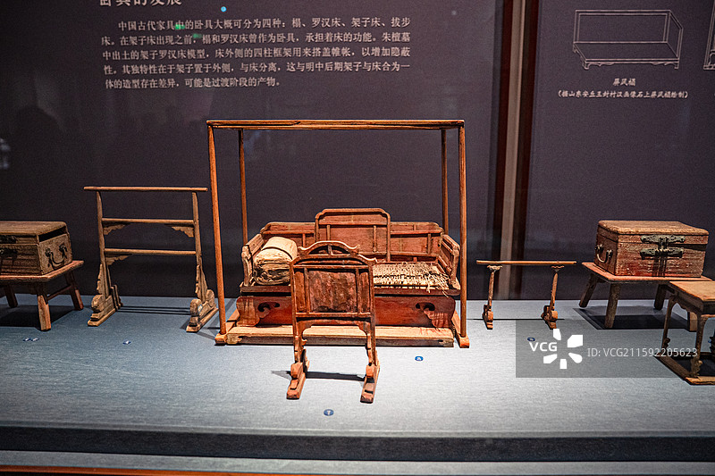 明代家具 朱漆木衣架  朱漆架子罗汉床 明鲁荒王朱檀墓 山东博物馆图片素材