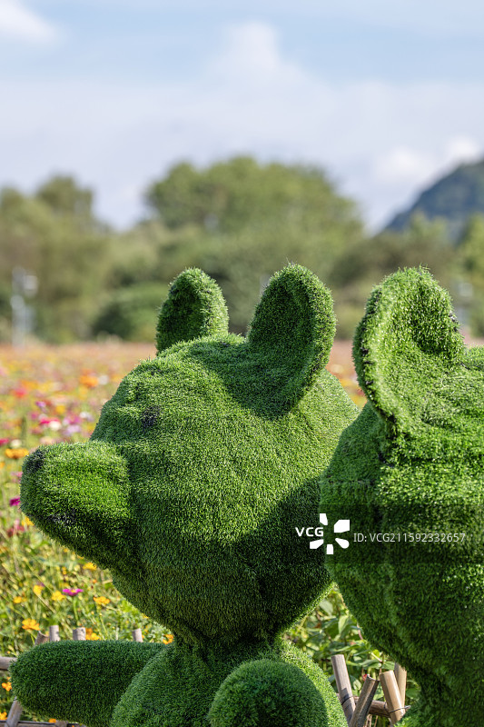 贵阳花溪十里河滩景观：绿萌小熊与缤纷花海图片素材