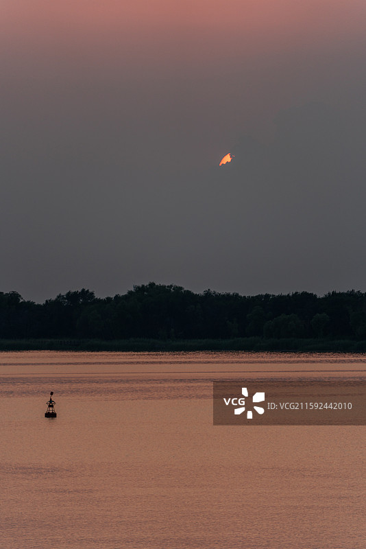 黄昏夕阳晚霞中的河北衡水衡水湖湿地公园自然景观日落风景图片素材