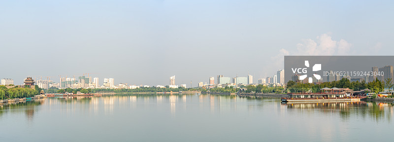 山东聊城东昌湖自然风光与城市建筑倒影景观全景图图片素材