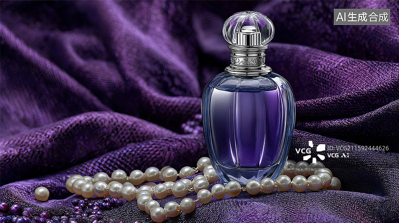 【AI数字艺术】紫色香水瓶和珍珠项链置于紫绸缎上图片素材