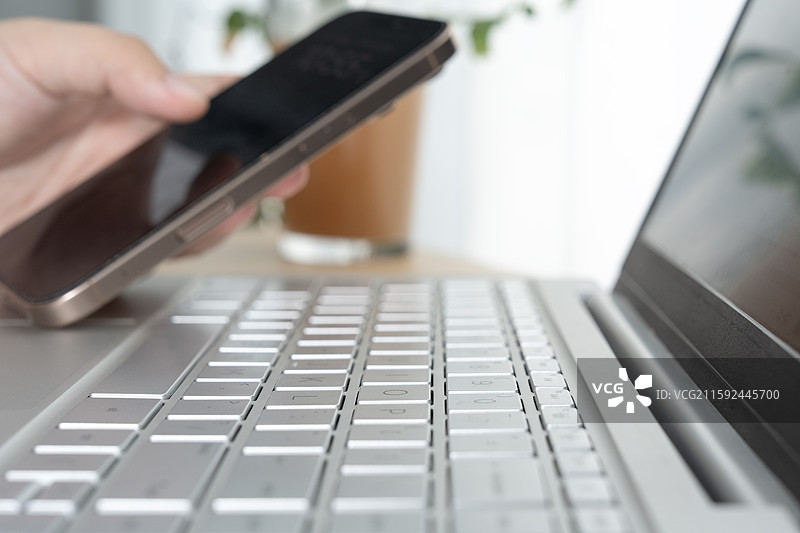 商务场景，使用手机和电脑办公图片素材