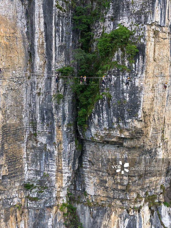 湖北恩施大清江红花峰林绝壁上的飞拉达运动图片素材