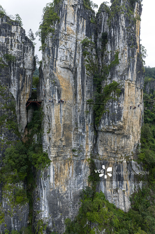 湖北恩施大清江红花峰林绝壁上的飞拉达运动图片素材