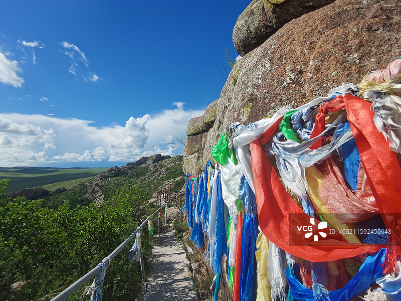 通往山顶的栈道（拍摄于内蒙古锡林郭勒盟西乌旗乌里雅斯太山）图片素材