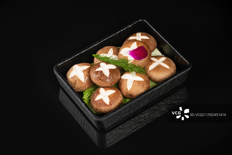 黑色背景火锅菜品香菇图片素材