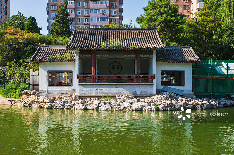 北京团结湖公园日景风光：水阁荷香图片素材